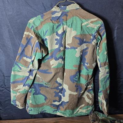 Four vintage USMC brown-dominant ERDL jungle jackets with a pair of pants - see photos for sizes