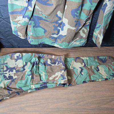 Four vintage USMC brown-dominant ERDL jungle jackets with a pair of pants - see photos for sizes