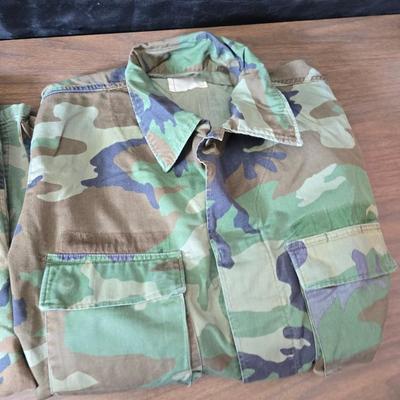 Four vintage USMC brown-dominant ERDL jungle jackets with a pair of pants - see photos for sizes