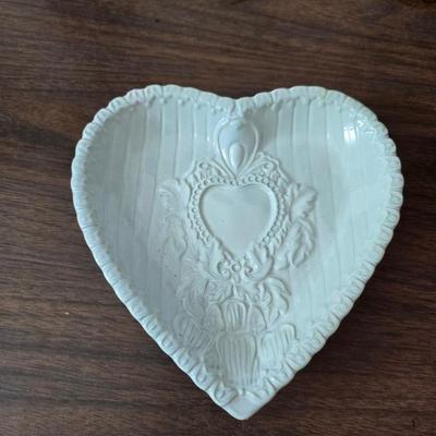 Two vintage prints featuring the "Daffodils" illustration by artist Mary Lou Goertzen with matching vases and more