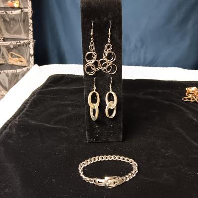 SILVER TONE DANGLE EARRINGS AND BRACELET