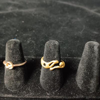 6 GOLD TONE RINGS