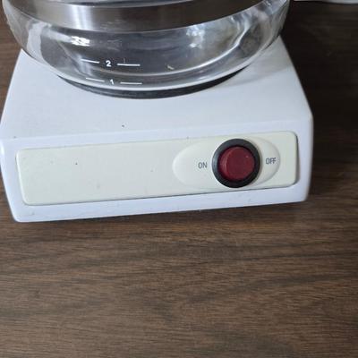 Black & Decker versa brew coffee maker with a couple coffee mugs