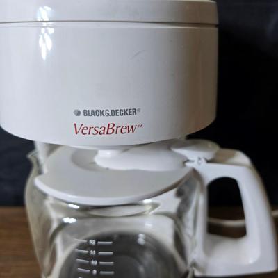 Black & Decker versa brew coffee maker with a couple coffee mugs