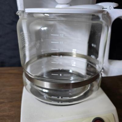 Black & Decker versa brew coffee maker with a couple coffee mugs