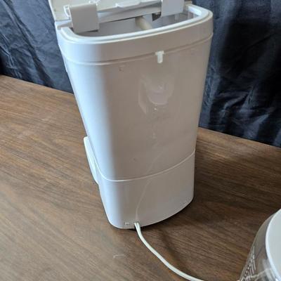 Black & Decker versa brew coffee maker with a couple coffee mugs