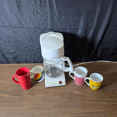 Black & Decker versa brew coffee maker with a couple coffee mugs