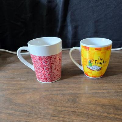 Black & Decker versa brew coffee maker with a couple coffee mugs