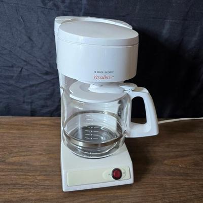 Black & Decker versa brew coffee maker with a couple coffee mugs