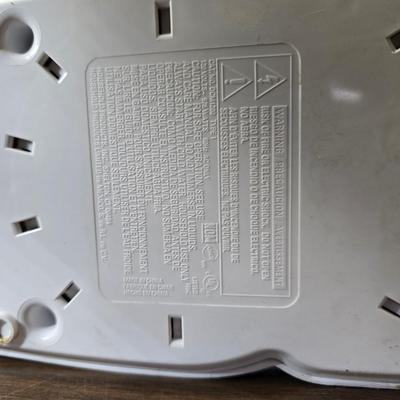 Black & Decker versa brew coffee maker with a couple coffee mugs