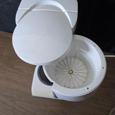 Black & Decker versa brew coffee maker with a couple coffee mugs