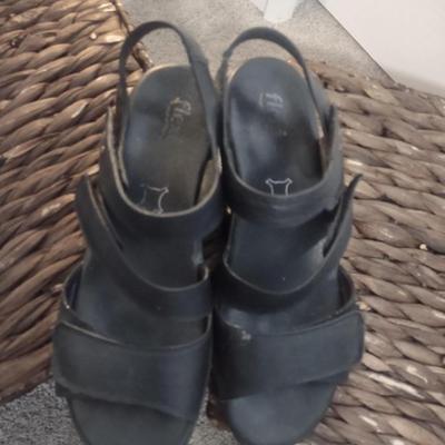 TWO WICKER BASKETS, NIKES SHOES (9) AND SANDALS