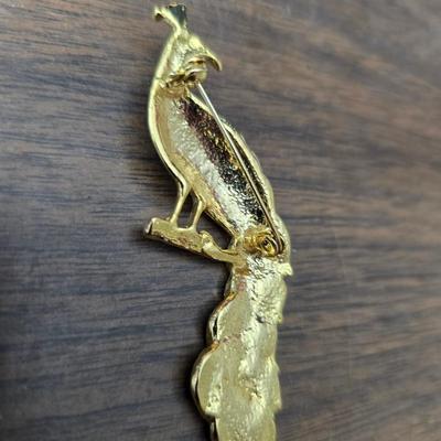 Small trinkets & collectibles - Brooch pin - vintage box with tools - necklaces - soaps - compacts and more