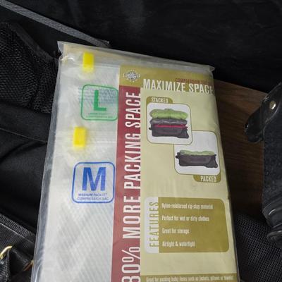 Carry-on luggage bag - with an assortment of other garment / luggage packing bags Eagle creek - Jaguar