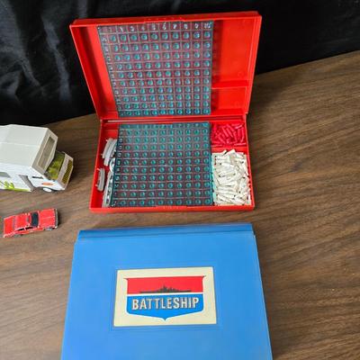 Vintage kid toys & games - Battlefield - Tonka Winnebago = hotwheels and a doll with a parasol and purse