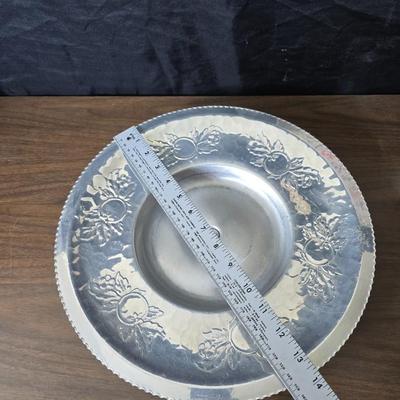 Vintage Wilson Specialties hand wrought aluminum dishware and a Thankful artwork