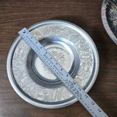 Vintage Wilson Specialties hand wrought aluminum dishware and a Thankful artwork