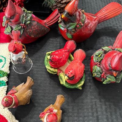 Sale Photo Thumbnail #213: Wreath & Christmas Cardinals
salt & Pepper, Ornaments, Figures, Stocking.