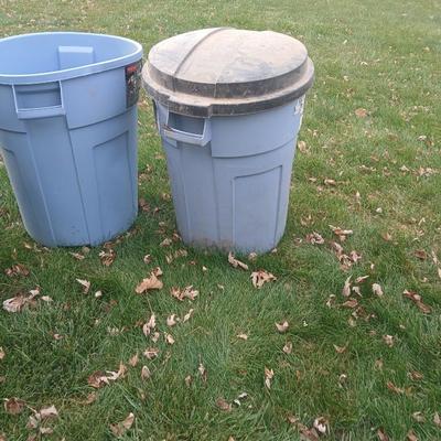 Three garbage cans 2 with lids