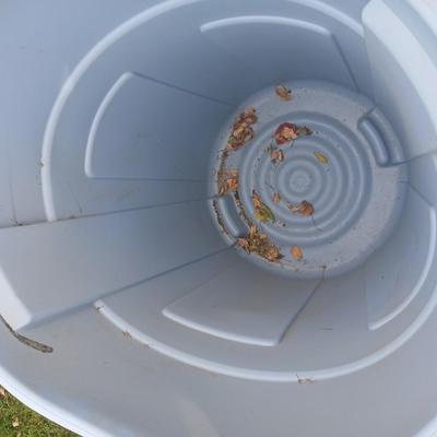 Three garbage cans 2 with lids