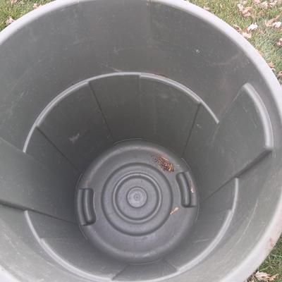 Three garbage cans 2 with lids