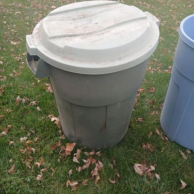 Three garbage cans 2 with lids