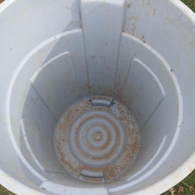 Three garbage cans 2 with lids