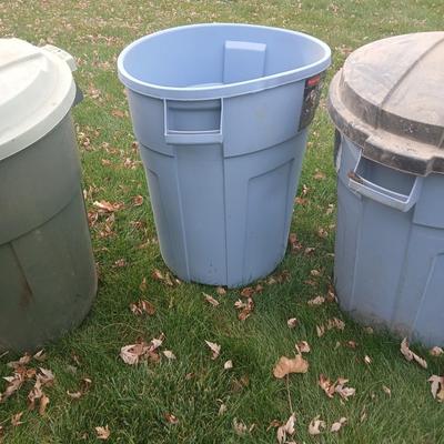 Three garbage cans 2 with lids