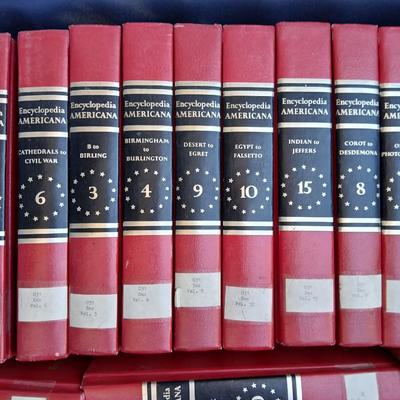 Set of The encyclopedi of Americana International edition - discarded library set