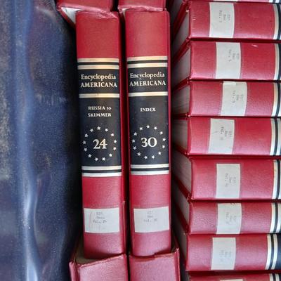 Set of The encyclopedi of Americana International edition - discarded library set