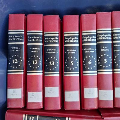 Set of The encyclopedi of Americana International edition - discarded library set