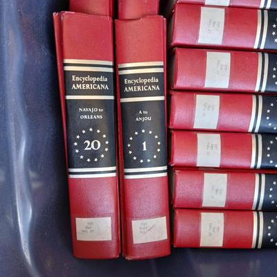 Set of The encyclopedi of Americana International edition - discarded library set