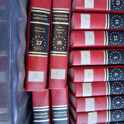 Set of The encyclopedi of Americana International edition - discarded library set