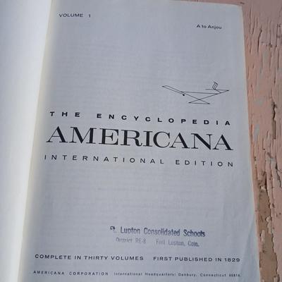 Set of The encyclopedi of Americana International edition - discarded library set