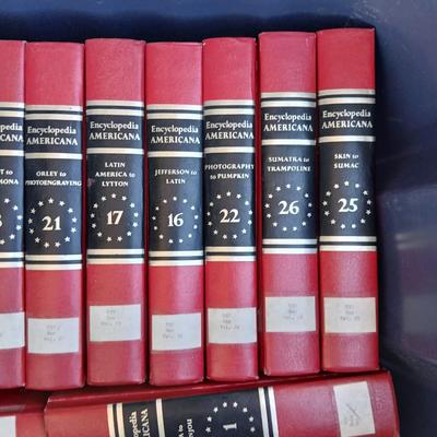 Set of The encyclopedi of Americana International edition - discarded library set