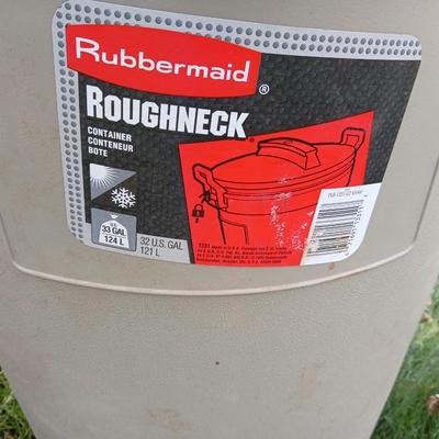 Two trash cans with lids