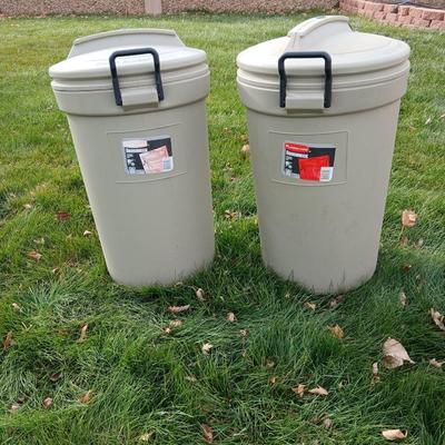 Two trash cans with lids