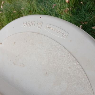 Two trash cans with lids