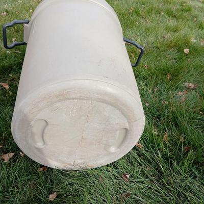 Two trash cans with lids