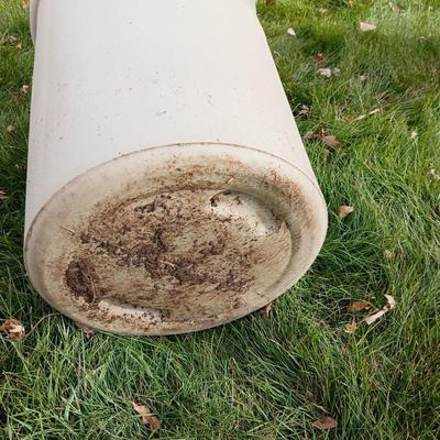 Two trash cans with lids