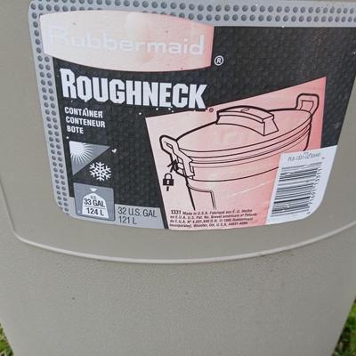 Two trash cans with lids