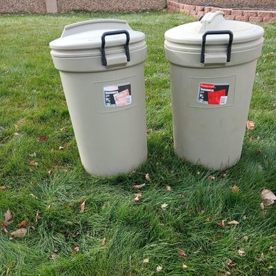 Two trash cans with lids