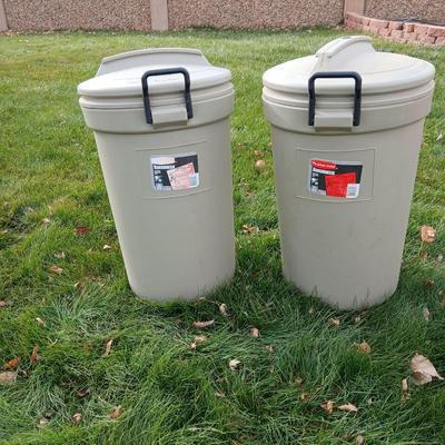 Two trash cans with lids