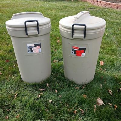 Two trash cans with lids
