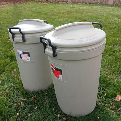 Two trash cans with lids