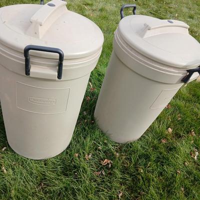 Two trash cans with lids