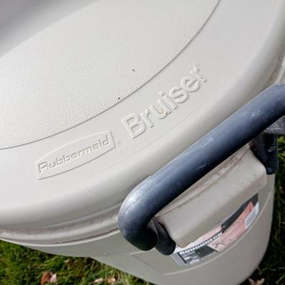 Two trash cans with lids