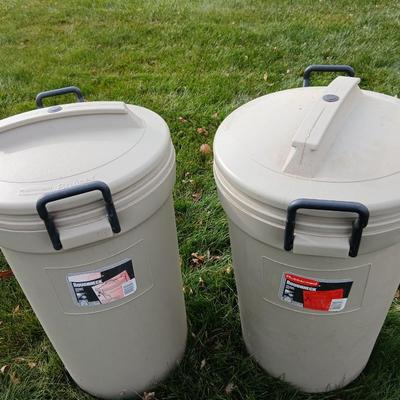 Two trash cans with lids