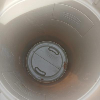 Two trash cans with lids