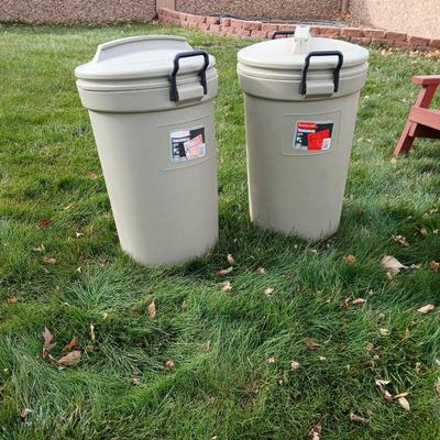 Two trash cans with lids